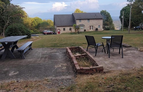 Confluence Casa | Stone's Throw Cabin moments away from the best of the Laurel Highlands!