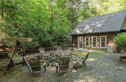 Bynum Cabina | Cozy 2-bedroom cabin in charming Pittsboro with fitness room, AC