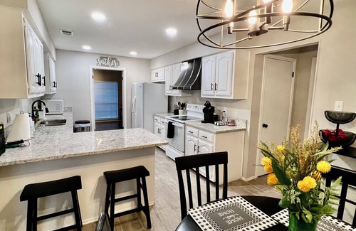 Universal City Casa | 4BR Universal City Relocation Housing W/D WiFi