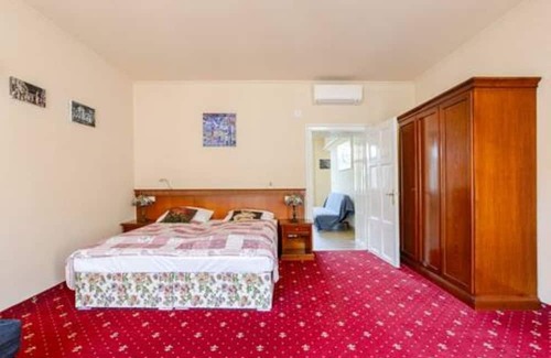 Funfhaus Hotel | Altwienerhof, a cozy and artistic apartment with excellent connections in Vienna