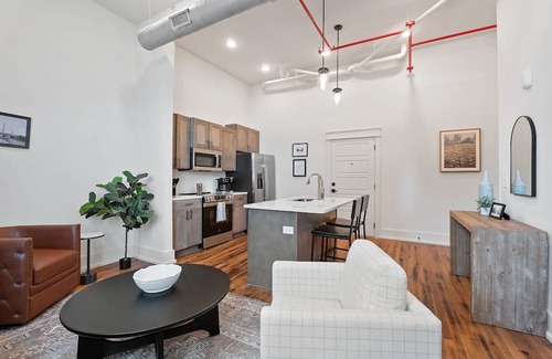 McMinnville Condominio | Experience comfort in 204 - MR. BLUE'S SUITE, a cozy 2BR retreat in McMinnville, TN.
