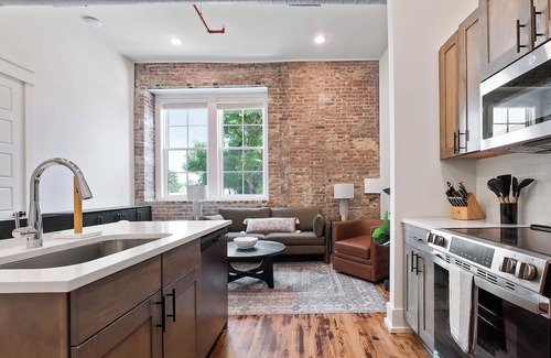 McMinnville Condominio | Experience comfort in 204 - MR. BLUE'S SUITE, a cozy 2BR retreat in McMinnville, TN.