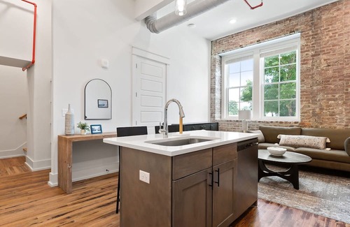 McMinnville Condominio | Experience comfort in 204 - MR. BLUE'S SUITE, a cozy 2BR retreat in McMinnville, TN.