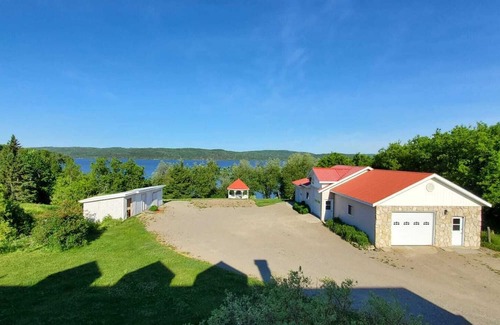 L'lle-du-College Casa | Waterfront Home on Lake Timiskaming
