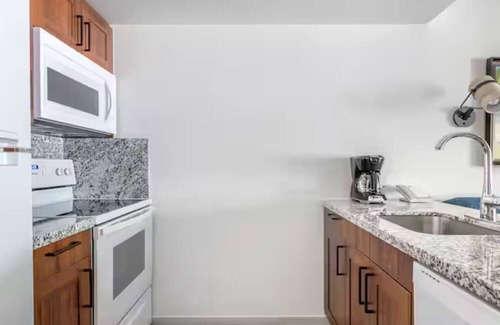 Pelican Key Complejo | Flamingo Beach by Hilton: Oceanfront Resort, Pools & Spacious Studios To Relax!