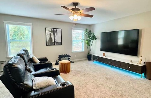 Monroe Casa | Luxury Golf Comm house w Pond, Pool & Tennis