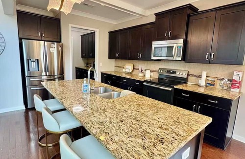 Monroe Casa | Luxury Golf Comm house w Pond, Pool & Tennis