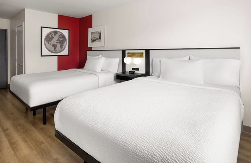 York Hotel | Clean 2 Queen-Bed Room in York just off I-83 Hershey