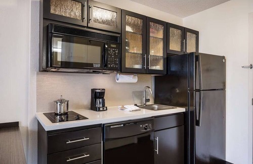 Braintree Hotel | Family-Friendly Stay | Kitchens Near Freedom Trail & Quincy Market | 3 Units
