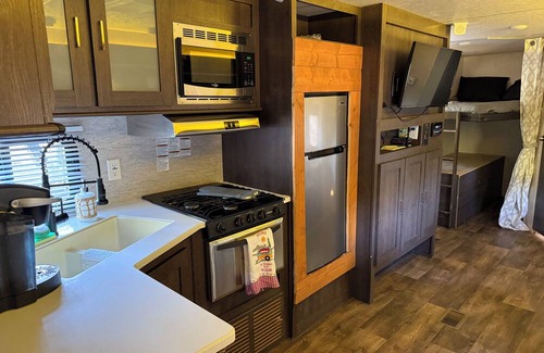 Jacob Alquiler De RV | Camper in country setting beside water, near Burning Star Wildlife area