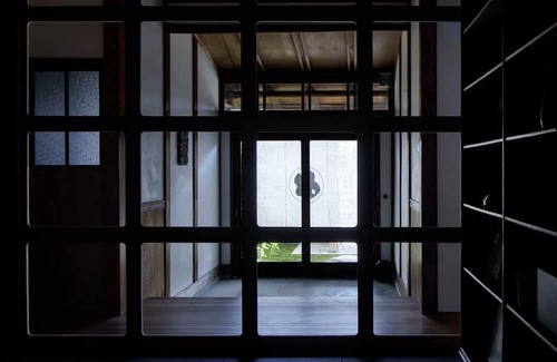 Kuwana Casa | Renovated the main house of Maruyo Lumber, which is over 70 years old. Located in Funama-cho, Kuwana City, the site of the "Shichiri-no-watashi" ferry, the inn is a private house with antiques and artwork that blends the old and the new.