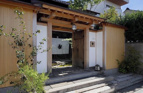 Kuwana Casa | Renovated the main house of Maruyo Lumber, which is over 70 years old. Located in Funama-cho, Kuwana City, the site of the "Shichiri-no-watashi" ferry, the inn is a private house with antiques and artwork that blends the old and the new.
