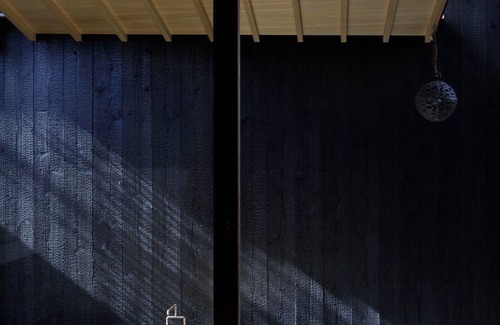 Kuwana Casa | Renovated the main house of Maruyo Lumber, which is over 70 years old. Located in Funama-cho, Kuwana City, the site of the "Shichiri-no-watashi" ferry, the inn is a private house with antiques and artwork that blends the old and the new.