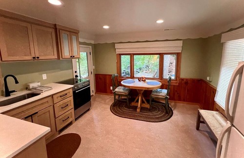 Snowbird Cabaña | Charming Creekside Mountain Cottage