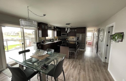 Gimli Casa | Lake Front Home with Private Beach in Gimli - Full Spa Amenities Hot Tub & Sauna
