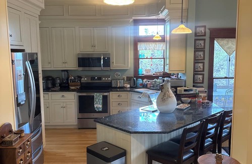 Pella Casa | Victorian Home Retreat Near Pella