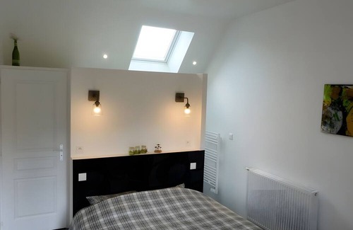 Tavant Cama Y Desayuno | Bed and Breakfast 'Vert Ailleurs' with Shared Terrace, Shared Garden and Wi-Fi