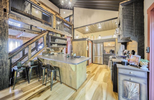Swengel Cabina | Willow Brook Getaway: Hot Tub, Deck in Mifflinburg