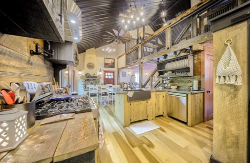 Swengel Cabina | Willow Brook Getaway: Hot Tub, Deck in Mifflinburg