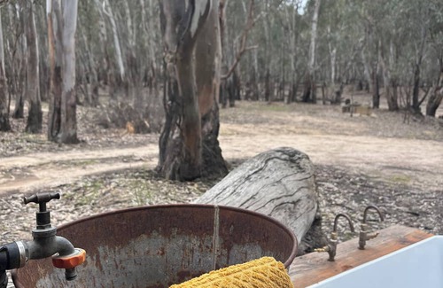 Moama Cabina | Romantic Off Grid Nature Stay for 2 with Outdoor Bath Only 5 minutes from Moama