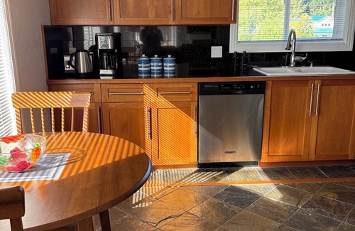 Campbell River Apartamento | Ocean front guest suite in Campbell River.