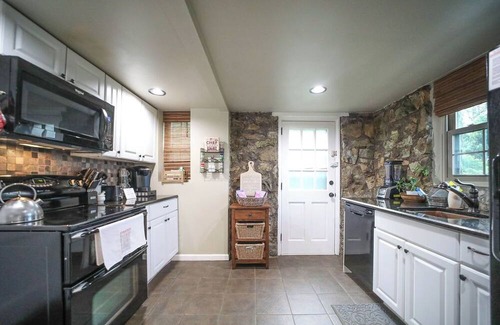 Lyndhurst Cabaña | Stay in history at the Swannanoa Gatekeeper Cottage, a cozy mountain retreat beside Swannanoa Palace. Enjoy timeless charm, modern comforts, and easy access to wineries, breweries, hiking trails, and wedding venues.