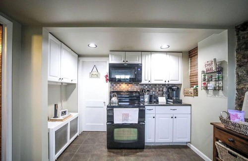 Lyndhurst Cabaña | Stay in history at the Swannanoa Gatekeeper Cottage, a cozy mountain retreat beside Swannanoa Palace. Enjoy timeless charm, modern comforts, and easy access to wineries, breweries, hiking trails, and wedding venues.