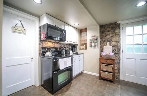 Lyndhurst Cabaña | Stay in history at the Swannanoa Gatekeeper Cottage, a cozy mountain retreat beside Swannanoa Palace. Enjoy timeless charm, modern comforts, and easy access to wineries, breweries, hiking trails, and wedding venues.