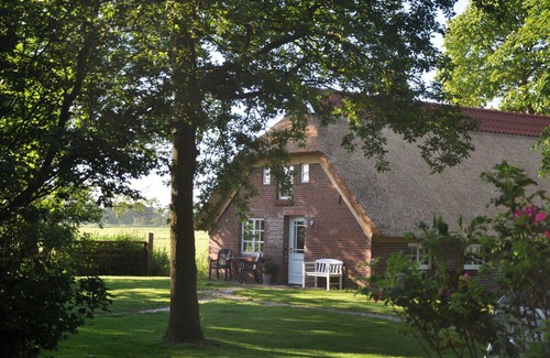 Butjadingen Casa | North Sea, old Frisian thatched cottage in idyllic secluded location with sauna