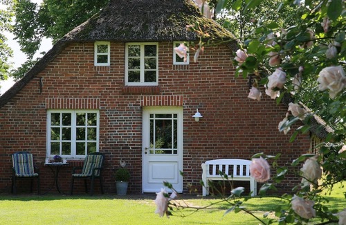 Butjadingen Casa | North Sea, old Frisian thatched cottage in idyllic secluded location with sauna