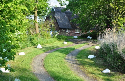 Butjadingen Casa | North Sea, old Frisian thatched cottage in idyllic secluded location with sauna