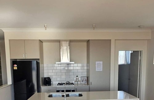 Alkimos Casa | 5 minutes walk to the beach! Alkimos Coastal 3 Bedroom Townhouse
