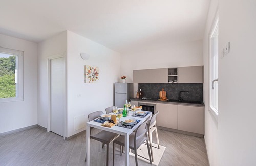 Soiano del Lago Apartamento | Moderno piso con piscina