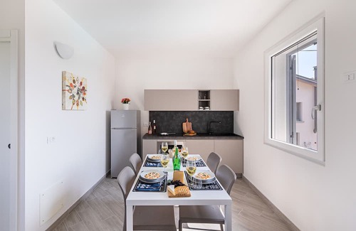 Soiano del Lago Apartamento | Moderno piso con piscina