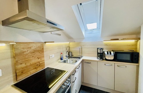 Leonberg Apartamento | Studio with balcony and a sofa