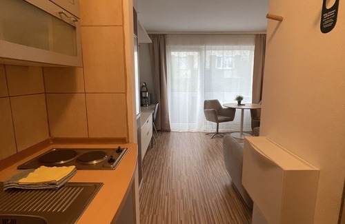 Leonberg Apartamento | Studio with balcony and a sofa