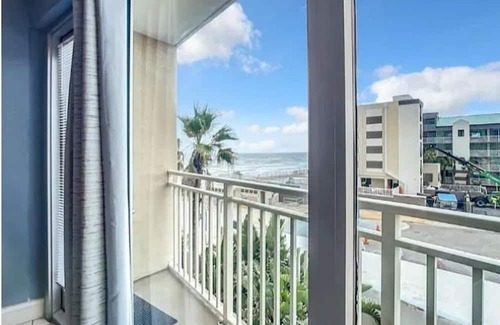 Rogers Seabreeze Apartamento | Charming apartment in serene Daytona Beach with AC