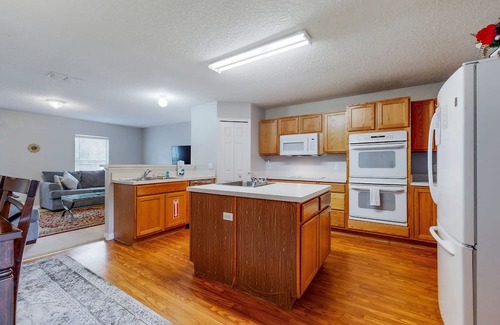 Northside Casa | Royal Retreat with enclosed yard and screened in back patio