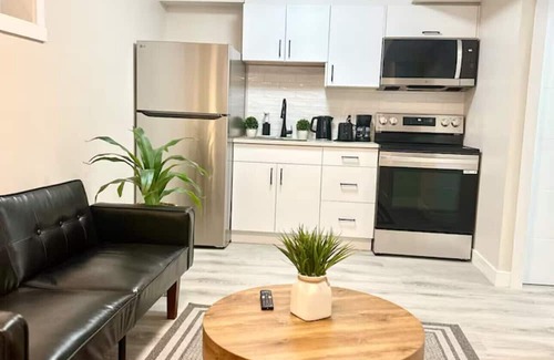 Regina Apartamento | Cozy guest house in The Greens, Regina.nNewly finished 1-bed basement Suite.