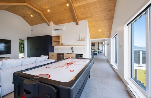 Petite-Riviere-Saint-Francois Chalet De Esquí | Mer et Mont 1223: Spa & River Views Near Le Massif