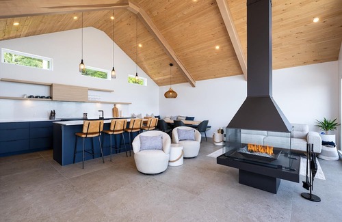 Petite-Riviere-Saint-Francois Chalet De Esquí | Mer et Mont 1223: Spa & River Views Near Le Massif
