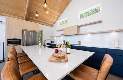 Petite-Riviere-Saint-Francois Chalet De Esquí | Mer et Mont 1223: Spa & River Views Near Le Massif