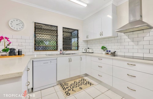 Anula Casa | Spacious 4BR Family Home on Big Block | Sleeps 10