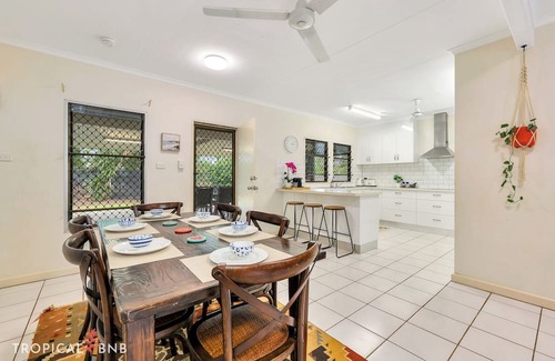 Anula Casa | Spacious 4BR Family Home on Big Block | Sleeps 10