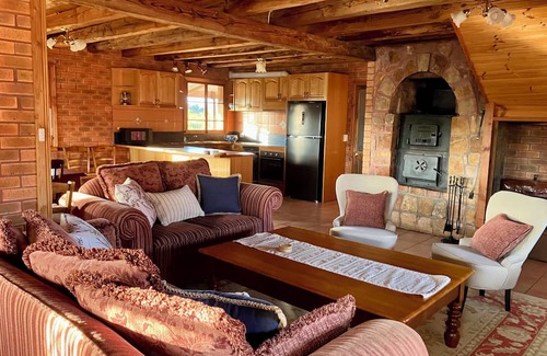 Zeehan Cabina | SeaHen Lodge - rustic farmhouse charm with amazing mountain views