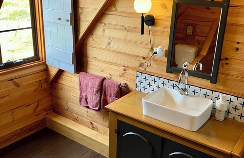 Zeehan Cabina | SeaHen Lodge - rustic farmhouse charm with amazing mountain views