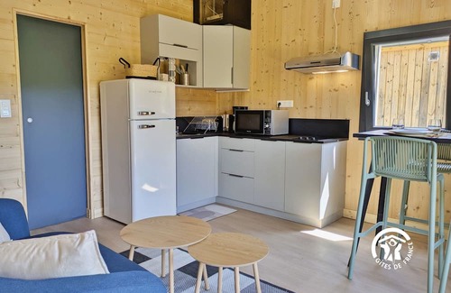 Saint-Berthevin Cabaña | Chalet tranquilo en Camping de Coupeau para 4 personas