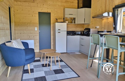 Saint-Berthevin Cabaña | Chalet tranquilo en Camping de Coupeau para 4 personas