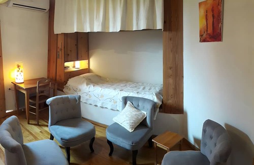 Saint-Pargoire Cama Y Desayuno | Guest Room 'Petite Suite Douillette' with Balcony, Wi-Fi and Air Conditioning