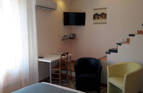 Saint-Pargoire Cama Y Desayuno | Guest Room 'Petite Suite Douillette' with Balcony, Wi-Fi and Air Conditioning